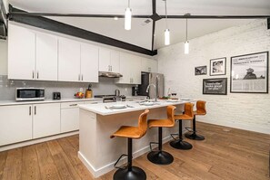Fridge, microwave, oven, stovetop - The Saddlery - The Vault - Steps to Broadway! (Nashville)
