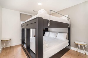 2 habitaciones, tabla de planchar con plancha y cuna de viaje 