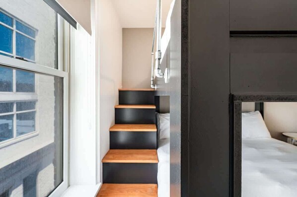 2 habitaciones, tabla de planchar con plancha y cuna de viaje 
