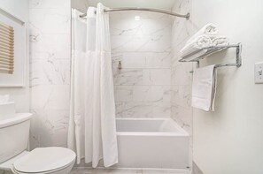 Dusche, Haartrockner, Handtücher, Shampoo