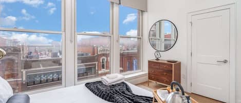 4 habitaciones, escritorio y tabla de planchar con plancha