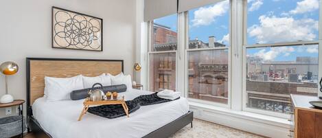 8 chambres, bureau, fer et planche à repasser, lit parapluie