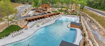 Next-Level Vacation Getaway | King Suites, Hot Tub, Fire Pit, Free Show Tickets!
