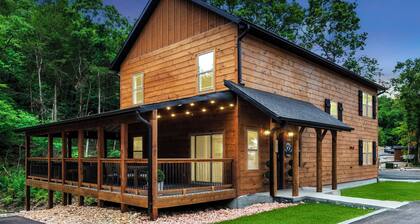 Next-Level Vacation Getaway | King Suites, Hot Tub, Fire Pit, Free Show Tickets!