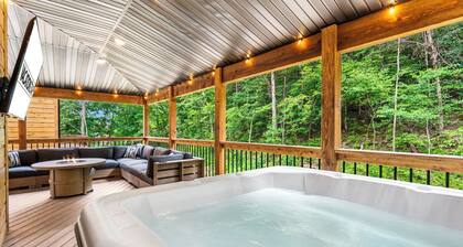 Next-Level Vacation Getaway | King Suites, Hot Tub, Fire Pit, Free Show Tickets!