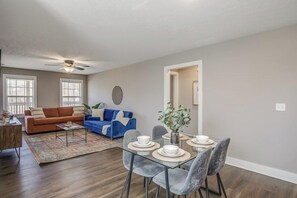 Interior - 4 BD Normalview: Comfort & Charm (Bowling Green)