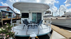 Outdoor dining - Luxury Afloat~Waterfront Retreat w/Rooftop Lounge~Walking Distance to Town (St. Augustine)