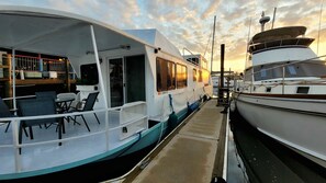 Marina - Luxury Afloat~Waterfront Retreat w/Rooftop Lounge~Walking Distance to Town (St. Augustine)
