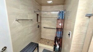 Chuveiro, secador de cabelo, toalhas de banho, sabonete
