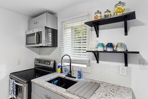 Micro-ondes, four, plaque de cuisson