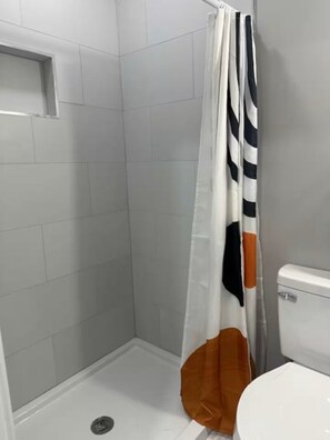 Douche, serviettes fournies, papier toilette