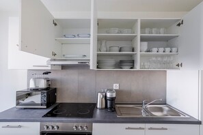 Réfrigérateur, micro-ondes, four, plaque de cuisson