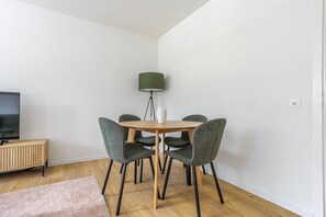 Dining - Blueground | Basel-Vorstaedte, balcony, nr Rhine (Basel)