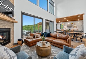 Smart-TV, Kamin, Videospiele, Tischtennisplatte