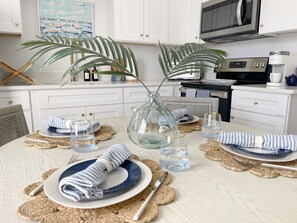 Design appartement, 2 slaapkamers, niet-roken, balkon | Dineren op de kamer