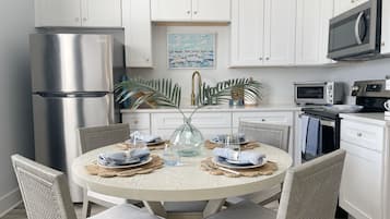 Design Apartment, 2 Bedrooms, Non Smoking, Balcony | Private kitchen | Fridge, microwave, oven, stovetop