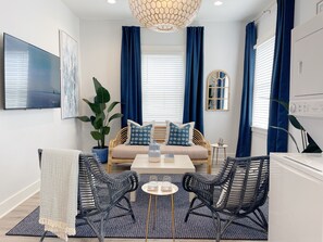 Leilighet – design, 2 soverom, ikke-røyk, balkong | Oppholdsområde | En 55-tommers Flatskjerm-TV med digitale kanaler samt TV og Netflix