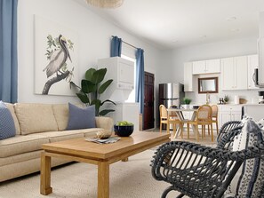 Leilighet – design, 2 soverom, ikke-røyk, terrasse | Oppholdsområde | En 55-tommers Flatskjerm-TV med digitale kanaler samt TV og Netflix