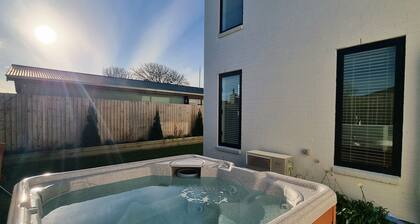 Hot Tub Haven! Games Room, Garden & E-Bikes