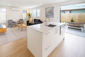 Interior - Hot Tub Haven! Games Room, Garden & E-Bikes (Christchurch)