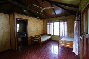 Habitación cuádruple Confort, balcón, vistas al mar | Tabla de planchar con plancha