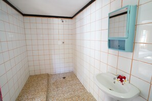 Basic Triple Room, Balcony, Ocean View | Bathroom