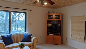 Unclassified image, 2 of 30, button - A Tory Lake Treasure in Haliburton County - Lake front cottage (Haliburton county)