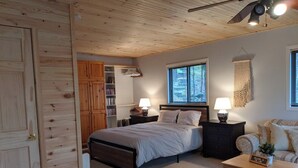 3 bedrooms, desk, travel crib, WiFi (free)