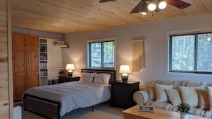 3 bedrooms, desk, travel crib, WiFi (free)