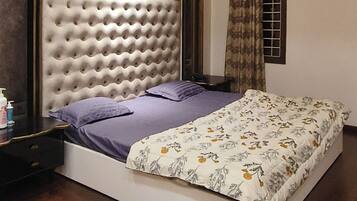 4 bedrooms, iron/ironing board, WiFi, bed sheets