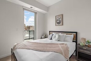 2 bedrooms, iron/ironing board, free WiFi, bed sheets - Luxury 2Bd Condo DT Minneapolis, Minutes From Convention Center & US Bank Arena (Minneapolis)