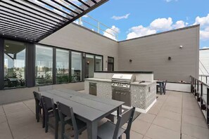 Outdoor dining - Luxury 2Bd Condo DT Minneapolis, Minutes From Convention Center & US Bank Arena (Minneapolis)