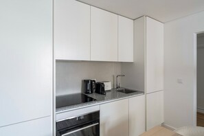 Køleskab, mikrobølgeovn, ovn, kogeplade