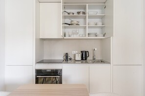 Een koelkast, een microgolfoven, een oven, een kookplaat