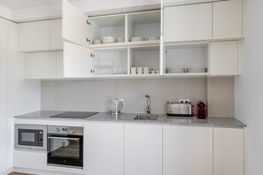 Køleskab, mikrobølgeovn, ovn, kogeplade