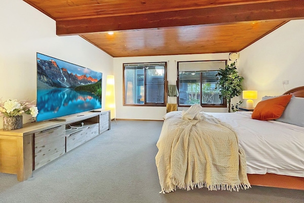 5 bedrooms, desk, iron/ironing board, travel crib