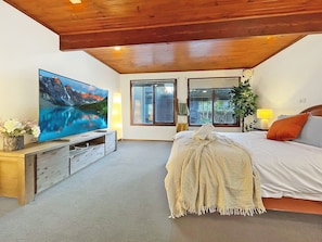 5 Schlafzimmer, Schreibtisch, Bügeleisen/Bügelbrett, Reisekinderbett