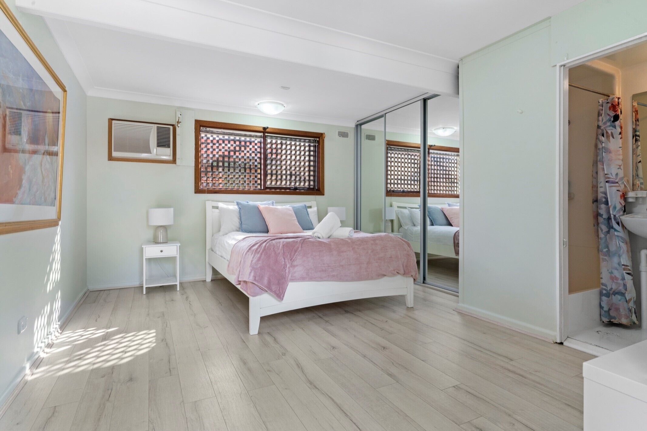 5 bedrooms, desk, iron/ironing board, travel crib