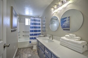 Douche, sèche-cheveux, serviettes fournies, savon