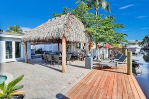 Outdoor dining - Sun-Soaked Retreat with Pool in Pompano Beach (Pompano Beach)