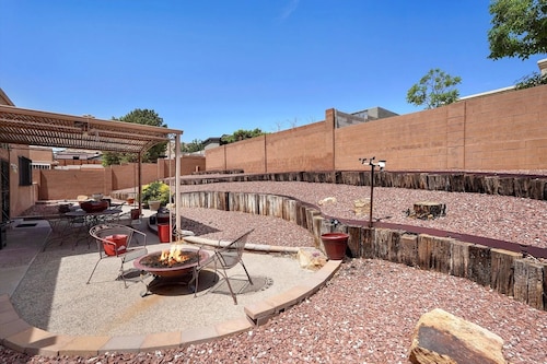 Casa Herradura: Desert Charm Near Petroglyph Trails, in Albuquerque's Westside.