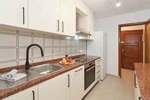 Micro-ondes, four, plaque de cuisson, lave-vaisselle