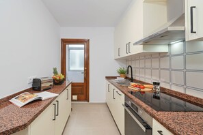 Micro-ondes, four, plaque de cuisson, lave-vaisselle