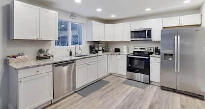 3-bedroom house with jacuzzi sleeps 8. close to I80 Pocono raceway, skiing,more