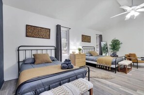 3 bedrooms, WiFi, bed sheets - 3-bedroom house with jacuzzi sleeps 8. close to I80 Pocono raceway, skiing,more (Blakeslee)