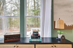Game room - 3-bedroom house sleeps 8. close to I80 Pocono raceway, skiing,more.Jacuzzis down (Blakeslee)