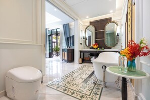 Chedi View Suite | Bathroom | Separate tub and shower, hair dryer, slippers, towels