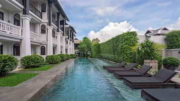 Hồ bơi ngoài trời