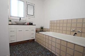 SĂšche-cheveux, serviettes fournies, savon, papier toilette