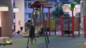 Un área de juegos interior con toboganes y estructuras para escalar.
